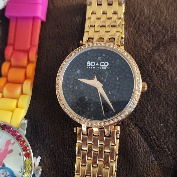 Assorted Name Brand Stylish Watches Collection Just Needs Batteries Bulk $300